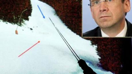 Ein Polizist zeigt die Stelle, an der sich der schwere Unfall Thüringens Ministerpräsident Dieter Althaus (kleines Bild) und einer Skifahrerin aus den USA ereignete.