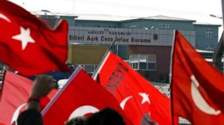 Razzia gegen mutmaßliche türkische Verschwörer