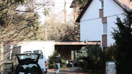 Am Sonntag untersuchten Kripobeamte das versteckt gelegene Haus im Langerringer Ortsteil Westerringen, in dem das Mordopfer mit seiner Familie seit etwa 18 Monaten zur Miete gewohnt hatte.