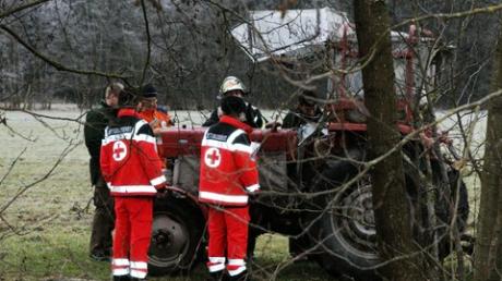 Ein Traktorfahrer ist bei einem Unfall mit seinem Fahrzeug zwischen Bubesheim und Schneckenhofen getötet worden. Bild: März