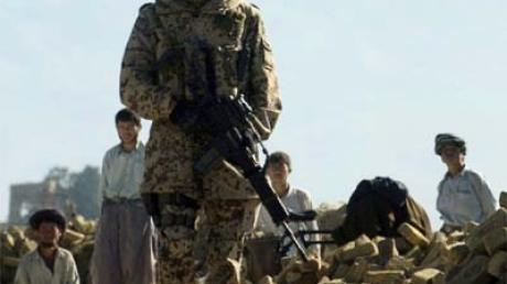 Ein deutscher Soldat patroulliert in Afghanistan.