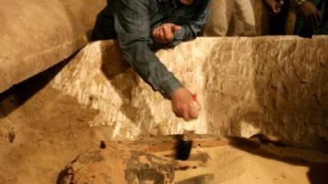 Archäologen öffnen in Sakkara Sarkophag
