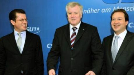Im Bild von links: CSU-Generalsekretär Karl-Theodor zu Guttenberg, der CSU-Vorsitzende und bayerische Ministerpräsident Horst  Seehofer und der CSU-Bundestagsabgeordnete Alexander Dobrindt.