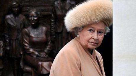 Queen Elizabeth enthüllt Denkmal für «Queen Mum»