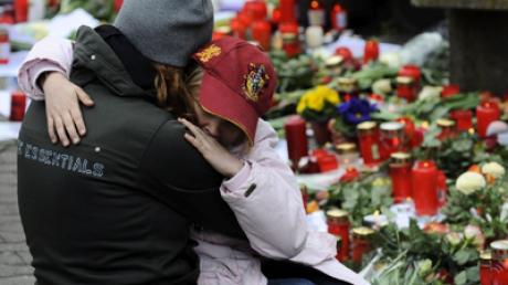 Mit Kerzen und Blumen gedachten die Menschen einen Tag nach der Horrortat von Winnenden den Opfern.
