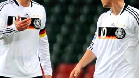 Lukas Podolski (rechts) und Michael Ballack sind beim Länderspiel in Wales heftig aneinander geraten.