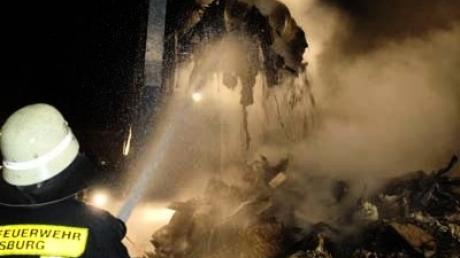 Bei einem Brand auf einem Schrottplatz in Augsburg ist in der Nacht zum Dienstag ein Schaden von rund 250.000 Euro entstanden.