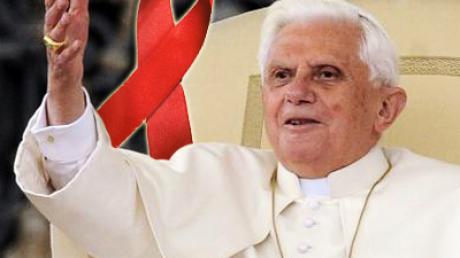 Papst Benedikt XVI. ist in einer Gerichts-Show desöffentlich-rechtlichen Fernsehens der Niederlande für Millionen vonAids-Toten verantwortlich gemacht worden.
