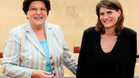 Claudia Stamm (re.), die Tochter von Landtagspräsidentin  Barbara Stamm (li.), ist am Mittwoch in den Bayerischen Landtag eingezogen.