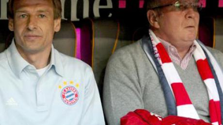 Ein Bild, das es bald nicht mehr geben wird (okay, das hier eh nicht...): Uli Hoeneß sitzt auf der Bayern-Bank.