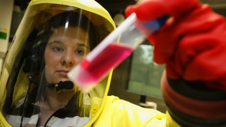 Im Schutzanzug arbeitet eine Biolaborantin in dem BSL 4-Labor der Universität in Marburg. Im dem Hochsicherheitslabor für Virusforschung wird an der Entwicklung eines Impfstoffs gegen die Schweinegrippe gearbeitet.