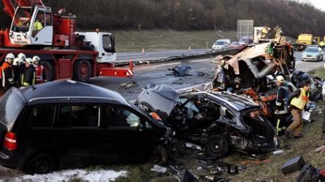 Vier Menschen sind bei den schweren Unfall auf der A7 ums Leben gekommen.