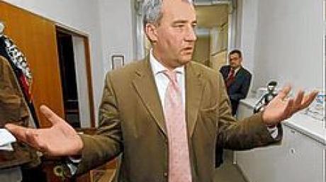 Der Münchner CSU-Landtagsabgeordnete Ludwig Spaenle zählt zu den Kritikern Hohlmeiers. Die "etwas skurrile Anfrage" bei seiner Bank, "wie denn der Spaenle finanziell aufgestellt" sei, möchte er aber nicht in Zusammenhang mit der sogenannten "Dossier-Affäre" um Hohlmeiers Drohungen gegen ihre Parteifreunde bringen.