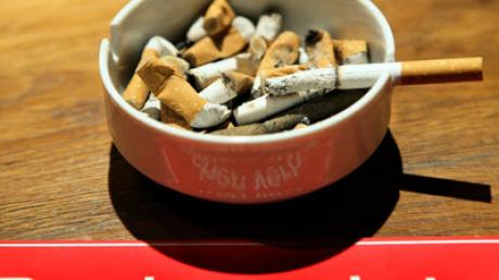 Wer am Arbeitsplatz trotz Verbotes raucht, kann gekündigt werden.