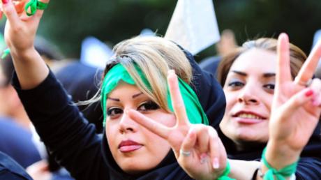 In grünen Tüchern treten die Frauen im Iran für die Opposition ein.
