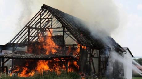 In Obenhausen bei Illertissen hat ein Feuer einen Heustadel restlos zerstört.