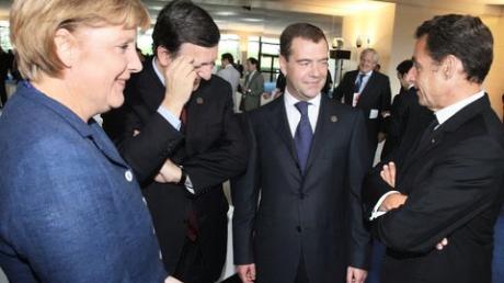 Bundeskanzlerin Angela Merkel beim G8-Gipfel im Gespräch mit Jose Manuel Barroso, Dimitri Medwedjew und Nicolas Sarkozy (v.l.).
