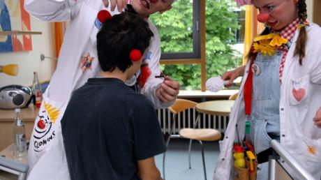 "Dr. Schlaubi" alias Markus Sedelmaier und "Dr. Musi" alias Miriam Brenner arbeiten als Clowns auf der Onkologie des Klinikums. Foto: Anne Wall