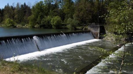 Der Flusslauf der Iller ist durch zahlreiche Querbauwerle unterbrochen. An einer Schwelle wie dieser will eine Münchner Firma kleine Wasserkraftwerke bauen. Fischer und Naturschützer laufen dagegen Sturm.