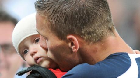 Trotz Niederlage gegen den FC Bayern leiß sich Lukas Podolski seine Laune nicht vermiesen und knuddelte Sohn Louis.