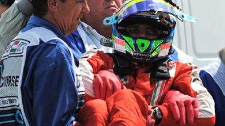 Felipe Massa wird von Helfern weggetragen.