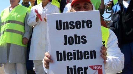 Die Mitarbeiter der Allgäuland-Käsereien protestieren in Augsburg gegen die geplante Betriebsschließung.