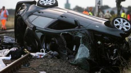 Unfall an Bahnübergang: Drei Menschen tot