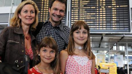 Familie Gorihsen steht in der Abflughalle amFlughafen in München. Zahlreiche Touristen fliegen trotzTerroranschlags und Schweinegrippe zum Ferienbeginn in Bayern in denUrlaub nach Mallorca.