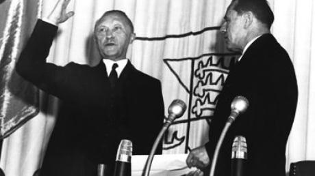 Konrad Adenauer (CDU, links) wird am 20. September 1949 durch Bundestagspräsident Erich Köhler als erster Kanzler der Bundesrepublik Deutschland in Bonn vereidigt. Bei der ersten Bundestagswahl gaben 78,5 Prozent aller 31,2 Millionen Wahlberechtigten ihre Stimme ab und wählten den ersten Deutschen Bundestag.