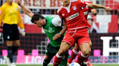 Fussball, 1. Bundesliga, 2. Spieltag, FC Bayern Muenchen gegen WerderBremen: Münchens MarioGomez (r.) spielt gegen Bremens Sebastian Boenisch. 