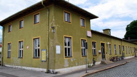 Zwei Ingolstädter Kommunalpolitiker kaufen von der Stadt für zwei Euro ein altes Stationsgebäude.