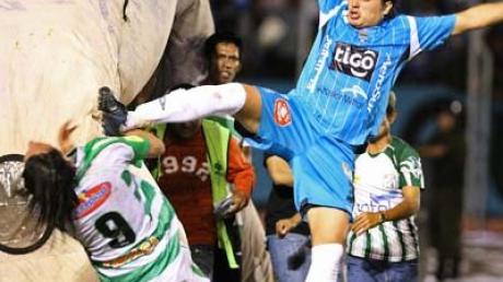 Der bolivanische Fußballspieler Sergio Jauregui hat in einem Meisterschaftsspiel seinen Gegenspieler krankenhausreif getreten.