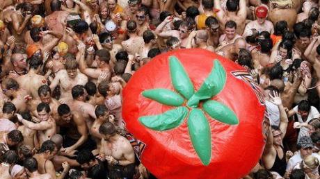 Tomatenschlacht im spanischen Bunol mit mehreren zehntausend Teilnehmern