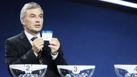UEFA-Generalsekretär David Taylor präsentiert die ausgelosten Teams.