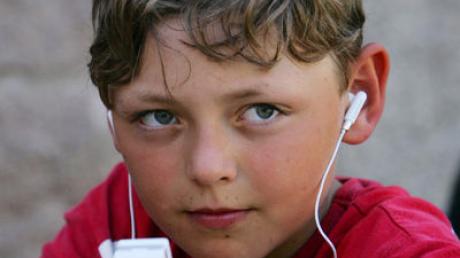 Vor allem Kinder und Jugendliche hören oft zu laute Musik. 