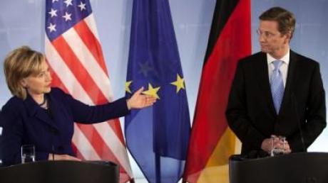 Clinton in Berlin: Härtere Töne gegen Karsai
