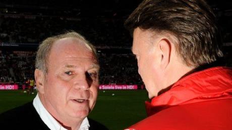 Unterstützung vom Chef: Bayern-Manager Uli Hoeneß (links) hält Trainer Louis van Gaal die Treue.