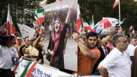Neue Proteste im Iran: Tränengas und Knüppel
