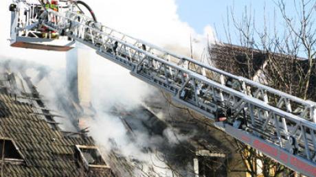 Feuerwehr löscht Dachstuhlbrand in Mindelheim
