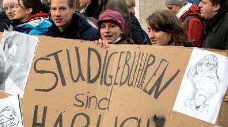 In Augsburg wurde für die Bildung protestiert. Aber die Hauptforderung, die Abschaffung der Studiengebühren, scheint nicht in Erfüllung zu gehen. Bild: Anne Wall