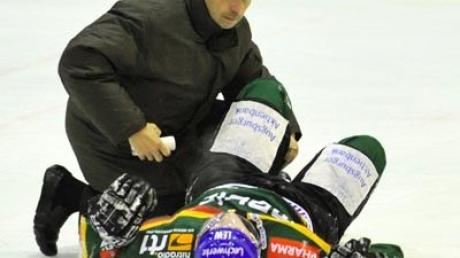 Nach einem unglücklichen Zusammenprall blieb Chris Collins auf dem Eis liegen und wurde von Mannschaftsarzt Dr. Dietmar Sowa versorgt.