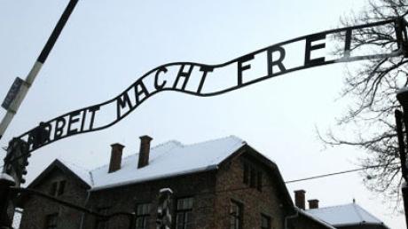 Der "Arbeit macht frei"-Schriftzug am Eingangstor des ehemaligen Konzentrationslager Auschwitz ist gestohlen worden.