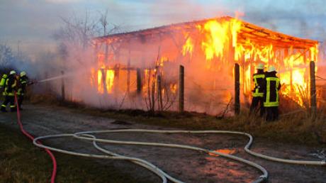 Stadel in Augsburg-Oberhausen steht in Flammen