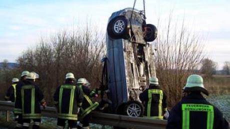 In diesem Auto kamen die 32-Jährige und ihr Baby ums Leben. Bild: Freiwillige Feuerwehr Donauwörth
