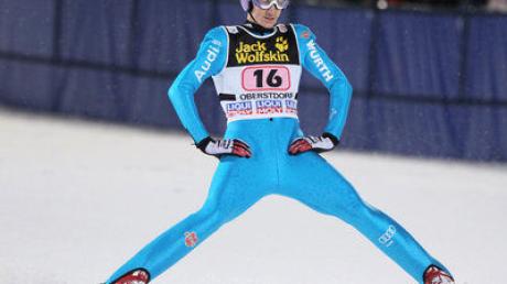 Der deutsche Skispringer Martin Schmitt reagiert am Dienstag (29.12.2009) in Oberstdorf (Schwaben) während der 58. Vierschanzentournee beim 1. Wertungsprung auf sein Ergebnis. Foto: Daniel Karmann dpa/lby +++(c) dpa - Bildfunk+++