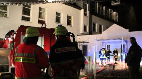 Die Einsatzkräfte der Feuerwehr löschen den Brand in einer Heilpädagogischen Einrichtung in Augsburg.