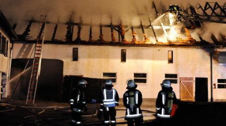 In der Neujahrsnacht brannte im Kreis Landsberg ein Bauernhof. 150 Feuerwehrleute waren im Einsatz.