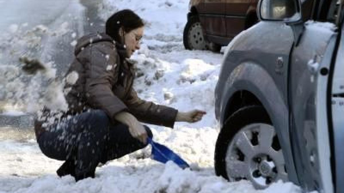 Im Schnee steckengeblieben: Auto freischaukeln