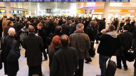 Passagiere stehen am Mittwoch am Flughafen in München warten. Nachdem bei der Kontrolle des Notebooks eines unbekannten Mannes das Sprengstoff-Erkennungsgerät angeschlagen hatte, flüchtete der Verdächtige in den Sicherheitsbereich. Das Terminal 2 des Münchner Flughafens wurde daraufhin für mehrere Stunden gesperrt. 