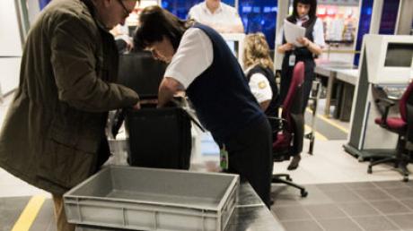 Kontrolle von Gepäckstücken am Flughafen München